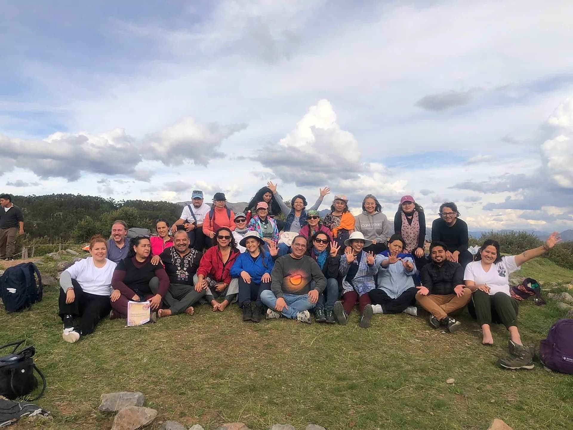 Un grupo reunido en una montaña, compartiendo un momento de encuentro al aire libre